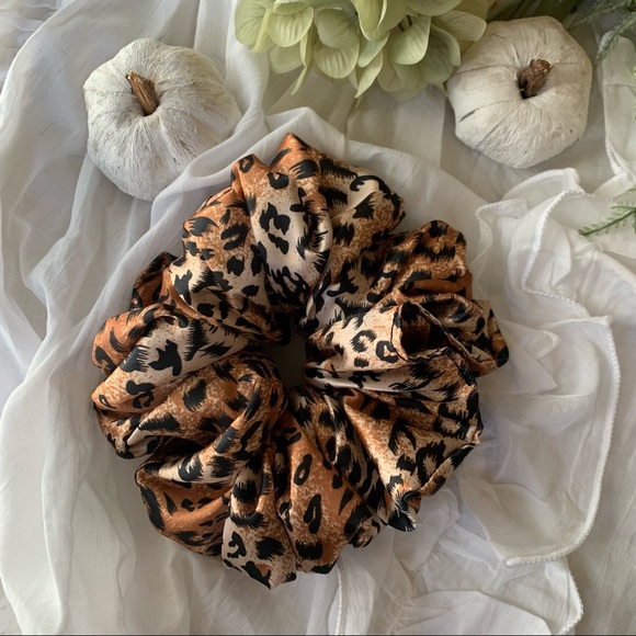 Fall Scrunchie Set 🍂🍁🤎 - Picture 5 of 6